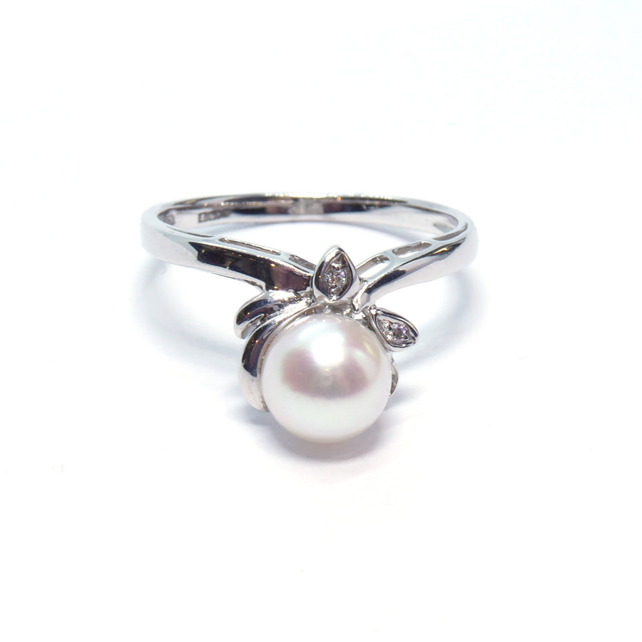 Catherine Jones Pearl ring 18ct white gold Diamond-studded petals
